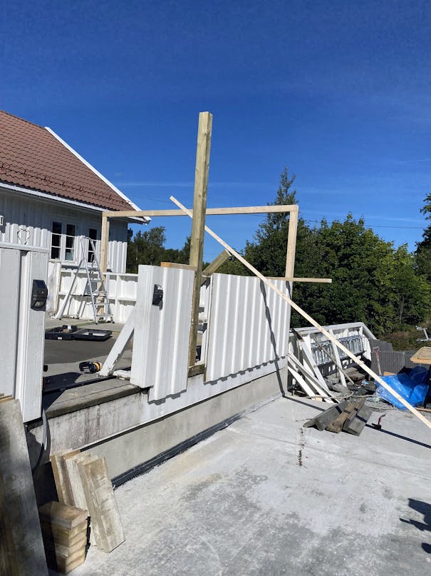 Masser af lys i udestuen med store skydedøre Masser af lys i udestuen med store skydedøre